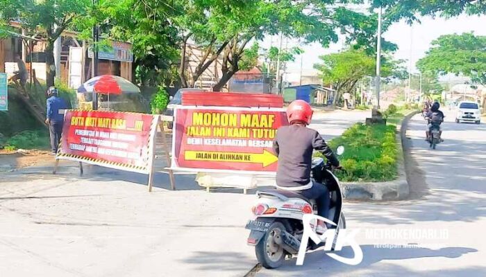 Tak Kunjung Diperbaiki, Warga Blokir Jalan Depan SMA 5 di Baruga