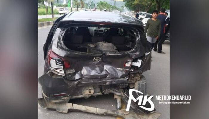 Mobil Agya Rusak Parah Ditabrak Avanza Saat Parkir Depan Swiss Belhotel Kendari