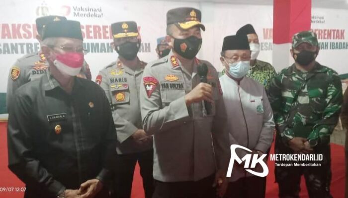 Sinergitas Polri dan Staf Khusus Presiden RI Gelar Vaksinasi di Kendari