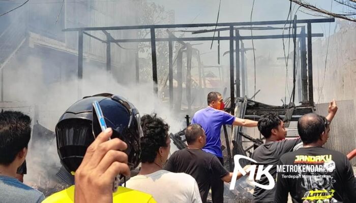 Breaking News: Kebakaran Hebat di Kolut, Satu Rumah Ludes Hingga Minimarket Terbakar