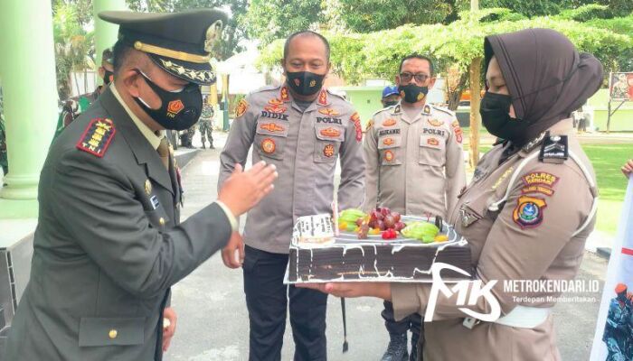 Kapolres Kendari Beri Kejutan Dandim 1417 di HUT TNI ke-76