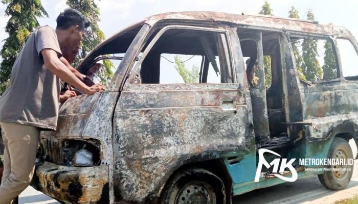 Mobil Angkot Hangus Terbakar Saat Antri BBM di SPBU Kendari Beach