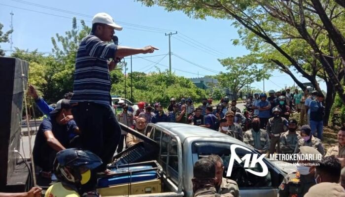 Puluhan Warga di Butur Demo Tuntut Perbaikan Jalan Rusak