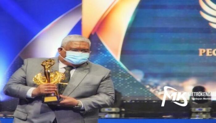 Kado Spesial! Gubernur Sultra Raih Penghargaan People of The Year Tepat Di Hari Ulang Tahunnya