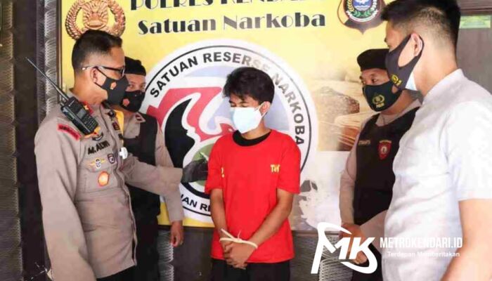 Seorang Pria di Kendari Diringkus Polisi Saat Transaksi 1 Dos Ganja Dekat Hotel