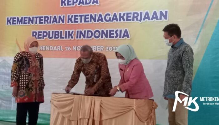 Pemprov Sultra Serahkan Hibah Tanah dan Bangunan Baru BLK Kendari Kepada Kemnaker RI