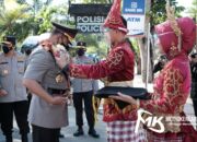 Irjen Pol Teguh Pristiwanto Disambut Tarian Adat Tolaki Saat Tiba di Polda Sultra