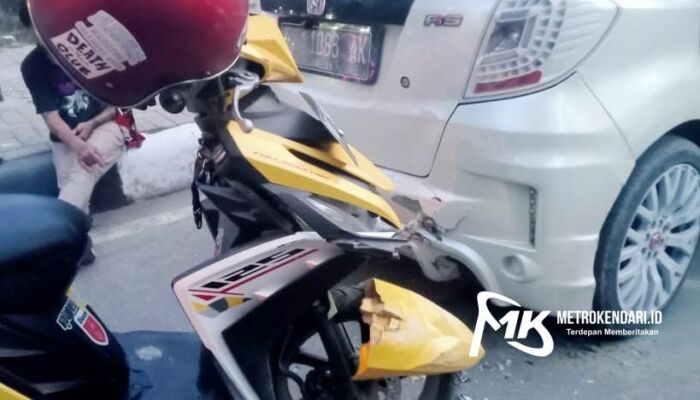 Seorang Pengendara Motor Tabrak Mobil Sedang Parkir di Jalan Tamkot Kendari