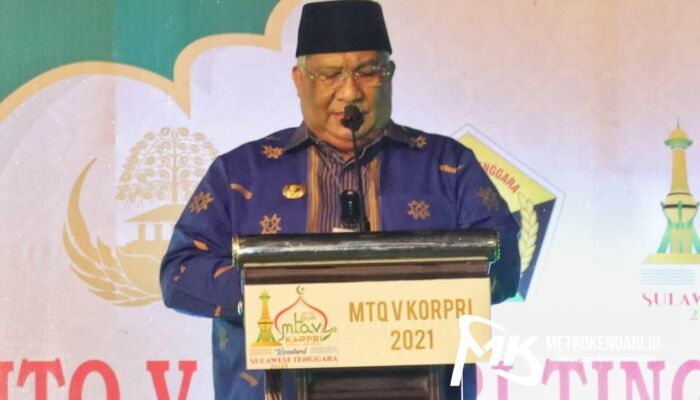 Sukses Gelar MTQ Korpri Nasional di Sultra, Ali Mazi Terima Penghargaan