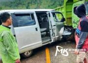 Brakk! Mobil Grand Max Vs Dump Truk Tabrakan di Konut, Dua Korban Luka Parah