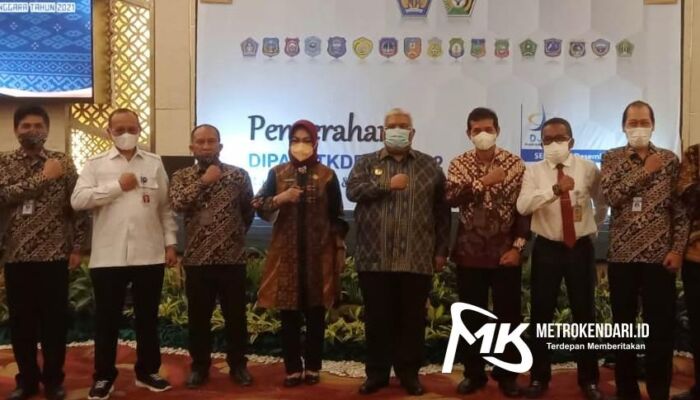 Gubernur Sultra Serahkan DIPA dan TKDD Tahun 2022