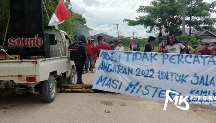 Kesal Jalan Rusak Tak Kunjung Diperbaiki, Warga Blokade Jalan di Butur