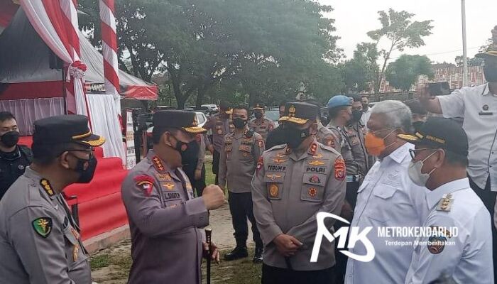 Percepat Penanganan Covid-19, Kapolri Tinjau Langsung Vaksinasi di Sultra