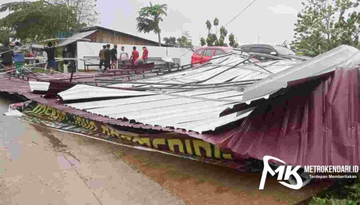 Sebuah Tempat Pencucian Mobil di Kendari Ambruk Diterjang Angin Kencang