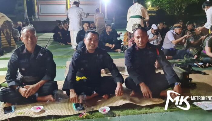 Personel BKO Brimob Polda Bali Silaturahmi dan Sembahyang Bersama di Pura Jagatnatha Kendari