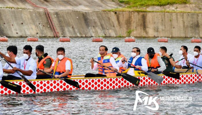 Resmikan Bendungan Raksasa di Ladongi, Jokowi Naik Perahu Naga