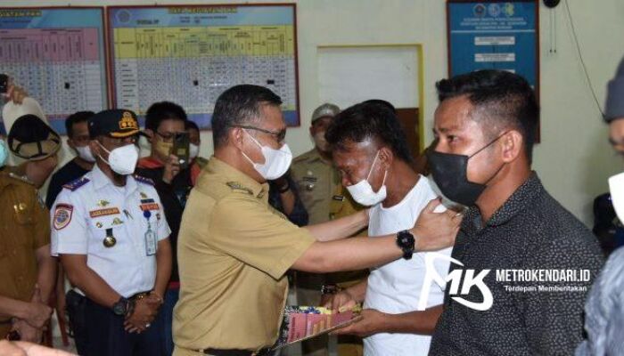 Wali Kota Kendari Serahkan Bantuan ke Pedagang Korban Bentrokan Ormas