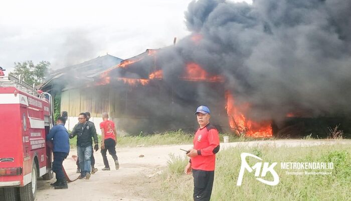 Breaking News: Sebuah Gudang Penampungan Aspal di Kendari Terbakar