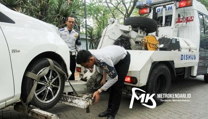 Warning! Dishub Kendari Akan Derek Mobil yang Parkir Sembarang Dibahu Jalan