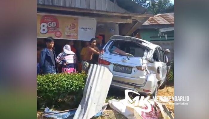 Brakk! Mobil Pegawai Bank Tabrak Rumah Warga di Konawe, 3 Luka-luka