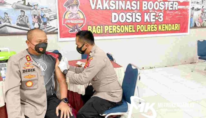 Ratusan Personel Polres Kendari Jalani Vaksinasi Booster Covid-19