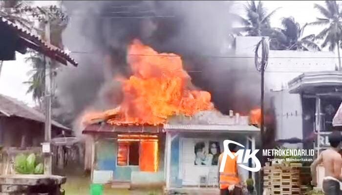 Breaking News: Kebakaran Hebat di Poleang Barat, Satu Rumah Warga Ludes Terbakar