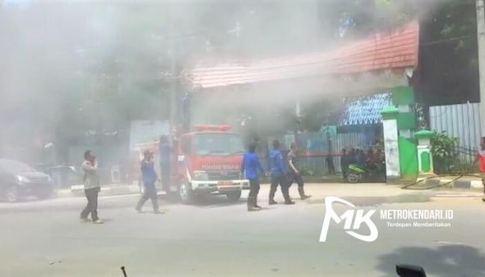 Pegawai Panik, Kabel Tiang Listrik di Depan Kantor Sat Pol PP Kendari Terbakar