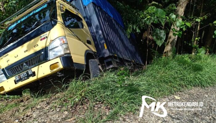 Truk Bermuatan 4 Ton Sembako Tujuan Kendari Nyaris Masuk Jurang di Kolut