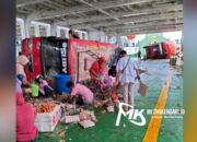 Dihantam Gelombang Tinggi, Truk Muatan Telur dalam Kapal Feri Kolaka Terbalik