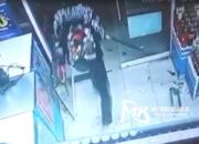 Pengunjung Indomaret di Kendari Diserang Dua Pria Misterius Pakai Samurai