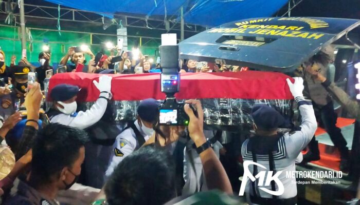 Tiba di Konawe, Jenazah Letda Mar Muh Iqbal Disambut Isak Tangis Ribuan Warga