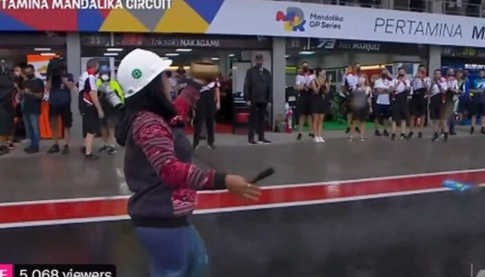 Viral! Aksi Pawang Hujan di Arena MotoGP Mandalika Jadi Sorotan Dunia