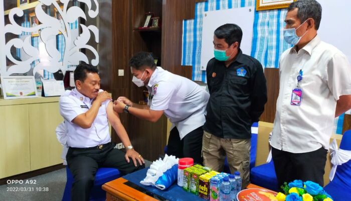 Suntik Vaksin Booster, Bupati Butur: Vaksin Covid-19 Aman dan Dapat Meningkatkan Imunitas Tubuh