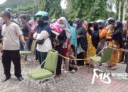 Demi Minyak Goreng,  Emak-emak di Kendari Rela Antre Panjang Sambil Gendong Anak