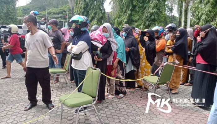 Demi Minyak Goreng,  Emak-emak di Kendari Rela Antre Panjang Sambil Gendong Anak