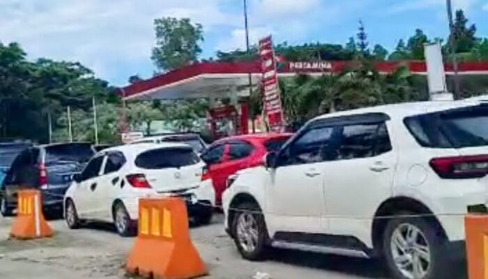 Antrean Panjang Berburu Pertalite di SPBU Kendari, Pertamina: Jangan Panik, Stok Aman