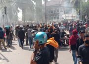 Demo Ribuan Mahasiswa di Kendari Ricuh, Massa Paksa Masuk Halaman Kantor DPRD Sultra