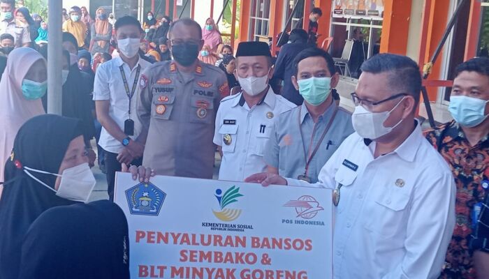 Pemkot Kendari Salurkan Bansos Sembako dan BLT Minyak Goreng