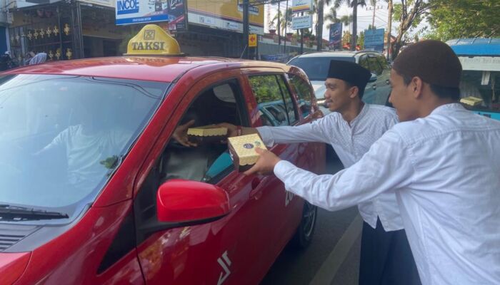 Ramadhan Berkah, Kelompok Milenial Sahabat Kadia Bagikan Takjil Buka Puasa