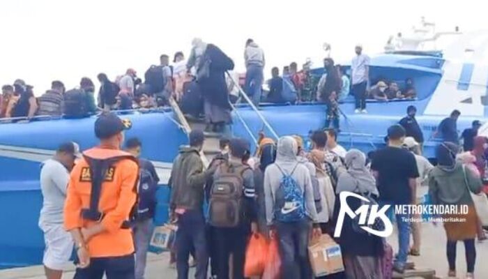 Foto Kapal Rute Kendari-Baubau Alami Over Kapasitas, Ancam Keselamatan Penumpang