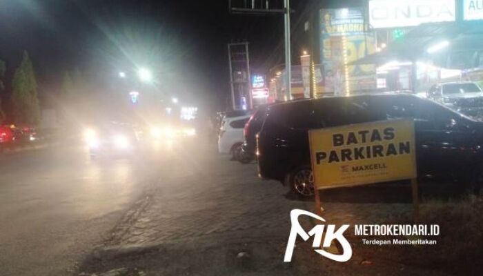 Gunakan Bahu Jalan Lahan Parkir, Maxcell Depo Tehnik Kendari Diduga Melanggar Aturan