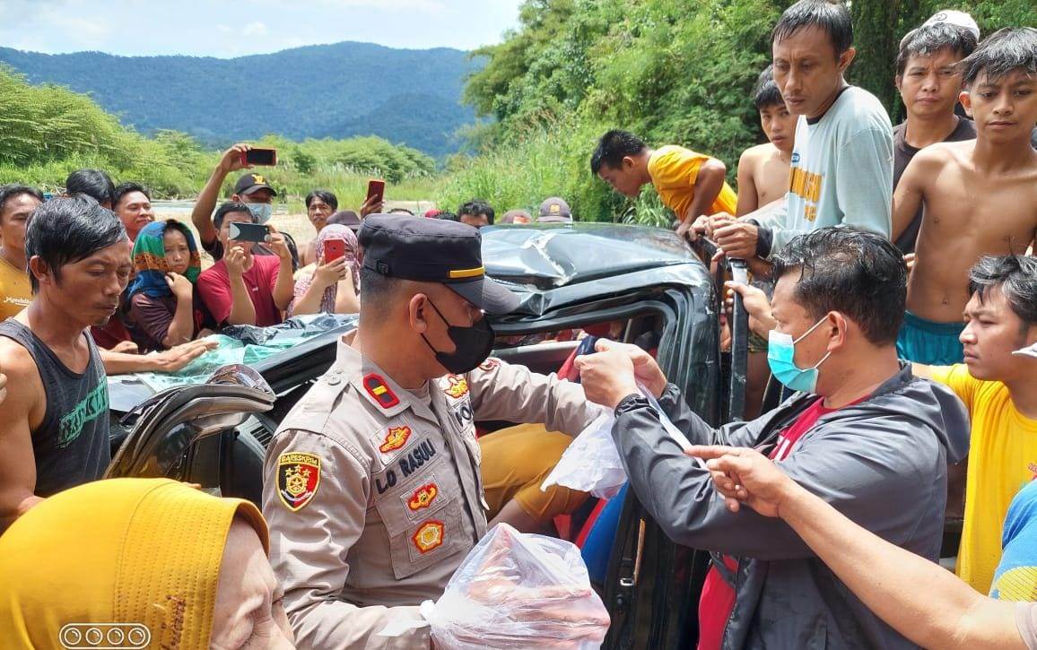 Mobil Terjun ke Sungai