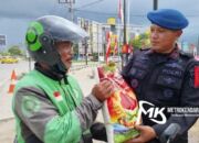 Personel Detasemen Gegana Brimob Polda Sultra Berbagi Sembako ke Warga di Kendari