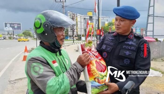 Personel Detasemen Gegana Brimob Polda Sultra Berbagi Sembako ke Warga di Kendari