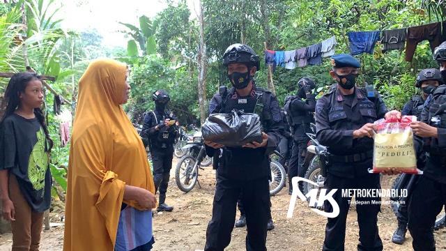 Peduli, Brimob Polda Sultra Bagikan Sembako Untuk Warga Kurang Mampu di Kendari