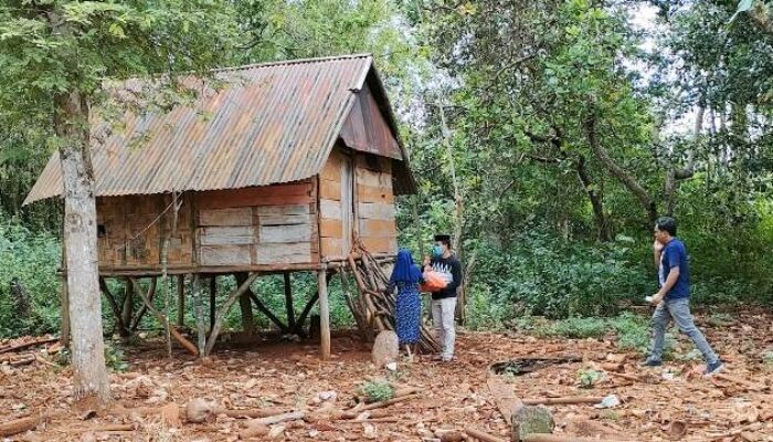 Alumni SMAN 2 Raha Angkatan 2003 Bagikan Sembako ke Warga Kurang Mampu