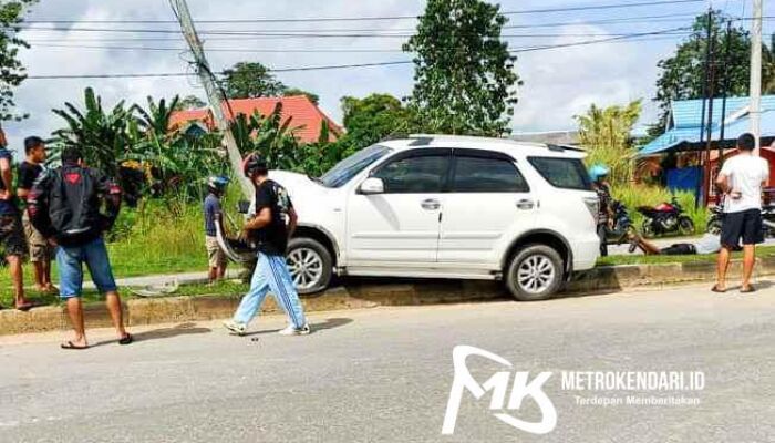 Breaking News: Mobil Daihatsu Terios Tabrak Tiang Listrik di Kendari