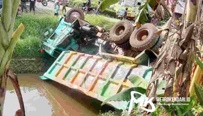 Akibat Sopir Ngantuk, Sebuah Dump Truck Jatuh ke Kali di Ladongi Koltim