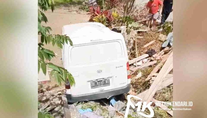 Laka Tunggal di Lepo-lepo, Mobil Gran Max Tabrak Rumah Hingga Hancur