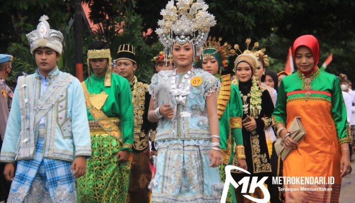 Pawai Budaya Jelang HUT Buton Utara Diwarnai Hujan, Peserta Tetap Antusias